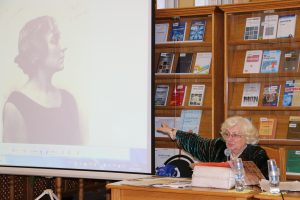 Муромцева Людмила Петровна читает лекцию в ЦСПИ
